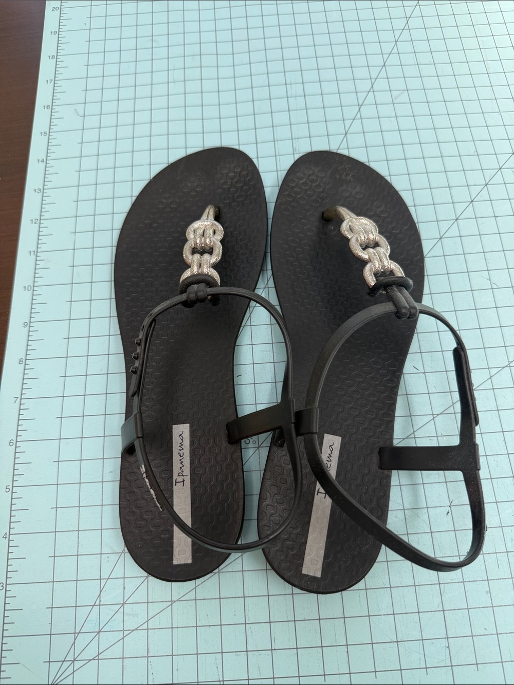 Ipanema Black Sandals with Silver Chain Accent Sz 9 - Picture 2 of 6